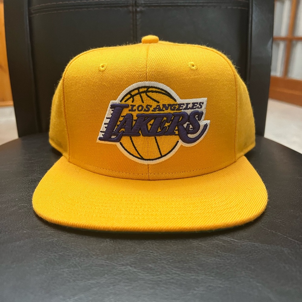 Yellow & purple Mitchell & Ness Lakers snapback hat